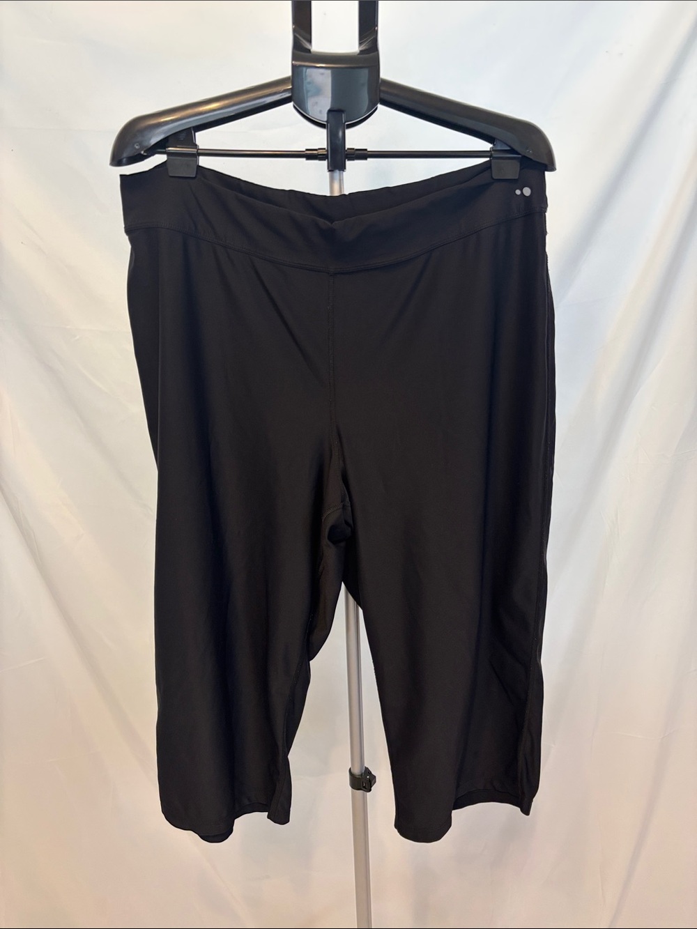 Black Cropped Athletic Leggings / Activewear Capris
